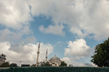 Arkasında bulutlu gökyüzü olan Mihrimah Sultan Camii 'nin mimarisi, İstanbul, Türkiye 