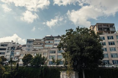 İstanbul, Türkiye 'de binalar yakınlarındaki otomobillerin düşük açılı görüntüsü 