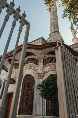 Mihrimah Sultan Camii 'nin önü, İstanbul ve Türkiye' nin bulanık önplanı yakınındaki çitin önündeki süslerin düşük açılı görüntüsü 