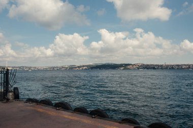 Deniz ve kıyı üzerindeki bulutlar 