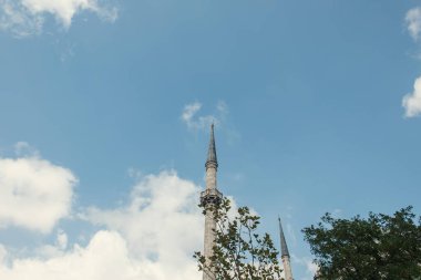 İstanbul, Türkiye 'deki Mihrimah Sultan Camii sütunlarının düşük açılı görünümü 