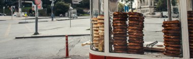 Unban Caddesi, İstanbul, Türkiye, pankartta geleneksel Türkçe hamur işi 