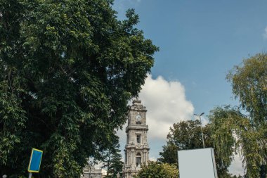 İstanbul, Türkiye 'de Dolmabahçe Sarayı yakınlarındaki saat kulesinin arka planında gökyüzü 