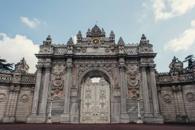 Arka planda gökyüzü olan Dolmabahçe sarayının girişi, İstanbul, Türkiye 