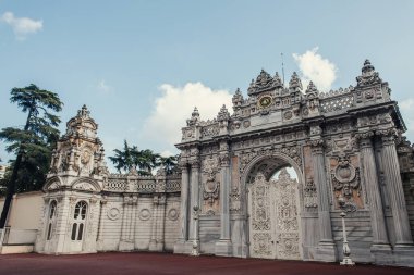 Tarihi Dolmabahce sarayının kapısı ve arka planda bulutlar, İstanbul, Türkiye 