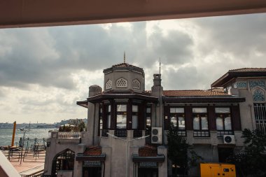 Deniz kıyısında, arka planda gökyüzü olan bina, İstanbul, Türkiye 