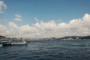 İstanbul 'un arka planında gökyüzü olan gemileri ve kıyıları, Türkiye 