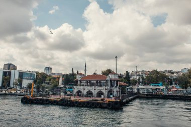 İSTANBUL, TÜRKEYE - 12 Kasım 2020: İstanbul, Türkiye 'de deniz kenarındaki setin üzerindeki binalar 