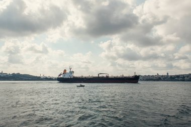 Arka planda bulutlu gökyüzü olan kargo gemisi, İstanbul, Türkiye 