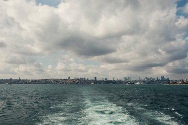 İstanbul kıyılarından deniz manzarası, arkaplanda bulutlu gökyüzü, Türkiye 