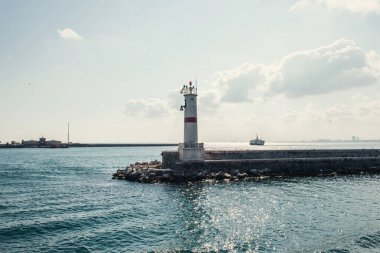 İstanbul, Türkiye 'de arka planda deniz ve gökyüzü bulunan iskelede deniz feneri 