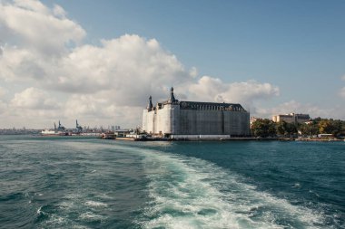 İstanbul, Türkiye 'deki Haydarpaşa tren istasyonundan deniz manzarası 