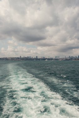Deniz ve kıyı şeridinin üzerindeki bulutlu gökyüzü 