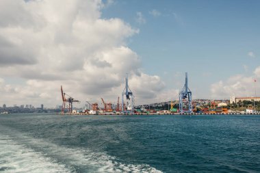 İstanbul, Türkiye 'de deniz kıyısındaki yüksek yük limanı vinçleri 