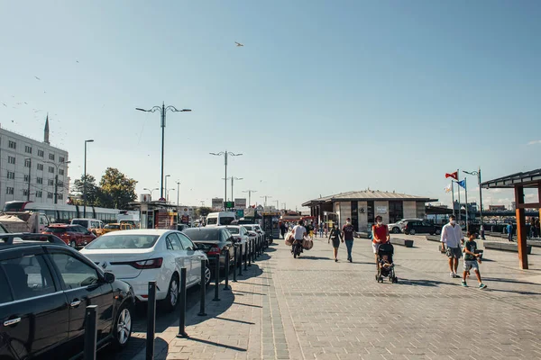 İSTANBUL, TURKEY - 12 Kasım 2020: Şehir caddesinde arabaların yanında yürüyen insanlar 