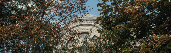 Низкий угол обзора фасада исламской мечети Михрима Султан в Стамбуле, Турция, баннер 