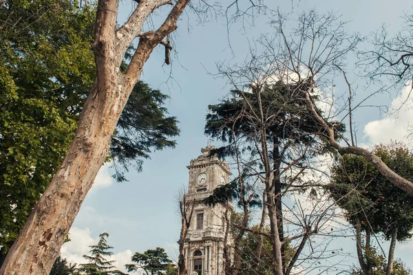 İstanbul, Türkiye 'de Dolmabahçe Sarayı saat kulesi 