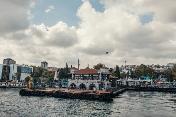 İSTANBUL, TÜRKEYE - 12 Kasım 2020: İstanbul, Türkiye 'de deniz kenarındaki setin üzerindeki binalar 
