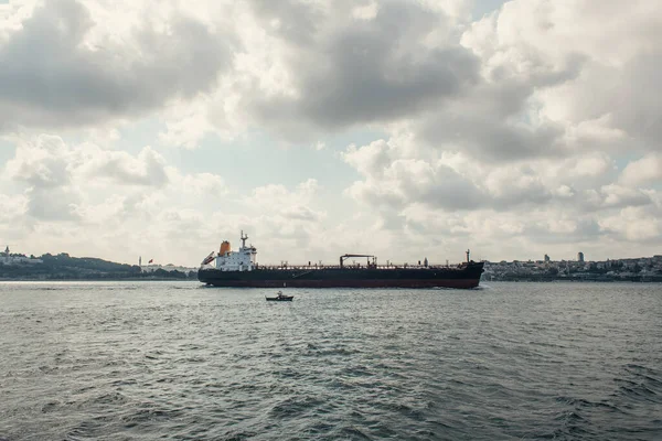 Frachtschiff Meer Mit Bewölktem Himmel Hintergrund Istanbul Türkei — Stockfoto