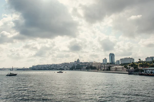 Schepen Zee Bij Kust Met Bewolkte Lucht Achtergrond Istanbul Turkije — Stockfoto