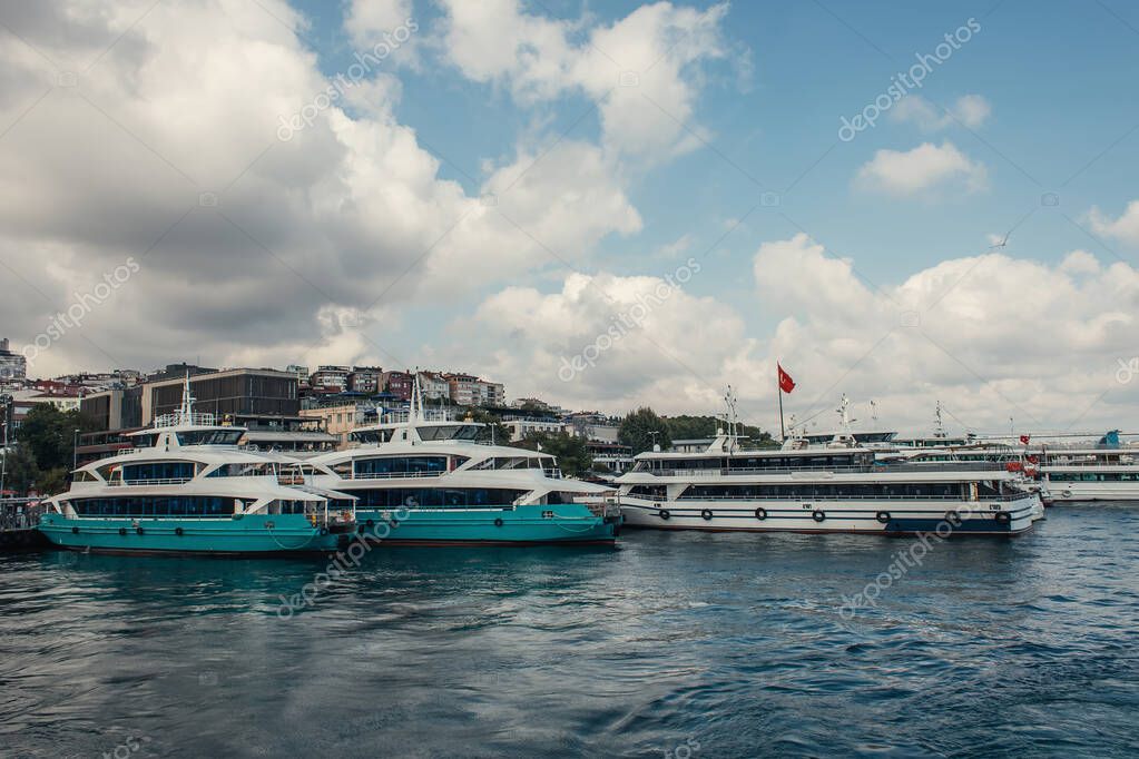 Barche con bandiera turca vicino alla costa di Istanbul, Turchia 