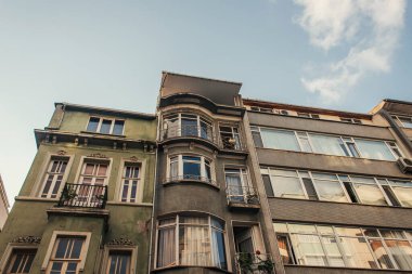 Arka planda gökyüzü olan eski evin ön cephesi, İstanbul ve Türkiye 