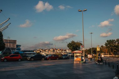 İSTANBUL, TURKEY - 12 Kasım 2020: Yol ve kaldırımlı Urban Caddesi 