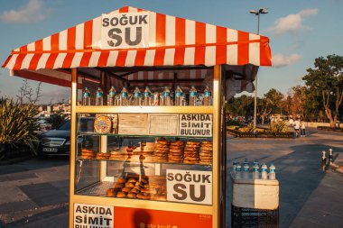 İSTANBUL, TURKEY - 12 Kasım 2020: Kentsel caddede simitler ve su ile imtiyaz standı 