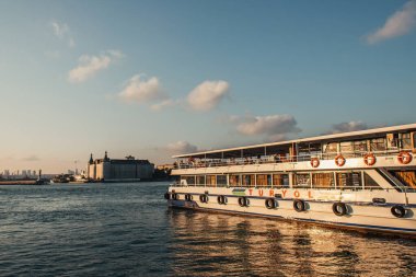 İSTANBUL, TÜRKEYE - 12 Kasım 2020: Arka planda şehirli bir gemi 