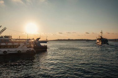 Arkaplanda günbatımı gökyüzü olan gemiler, İstanbul ve Türkiye 