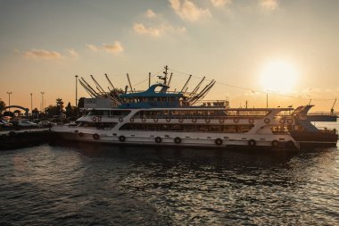 Rıhtım yakınlarındaki gemilerde arka planda günbatımı gökyüzü, İstanbul ve Türkiye 