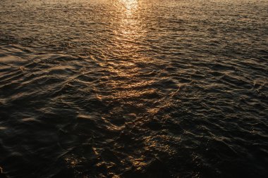 Gün batımında güneş ışığıyla birlikte karanlık deniz suyu 
