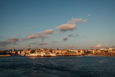 İstanbul, Türkiye sahillerindeki deniz ve binalar 