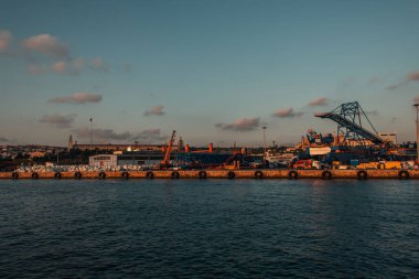 Deniz kıyısında vinçleri olan kargo limanı, İstanbul, Türkiye 