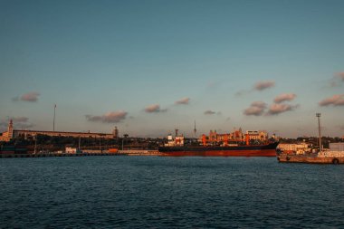 Kargo gemisi İstanbul, Türkiye limanına demir attı 