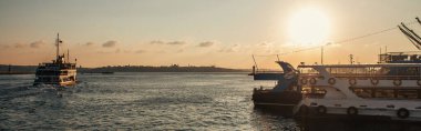 İstanbul, Türkiye 'de arkaplanda günbatımı gökyüzü olan gemiler, bayrak 