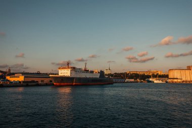 Günbatımında İstanbul kıyılarında kargo gemisi ve binalar, Türkiye 