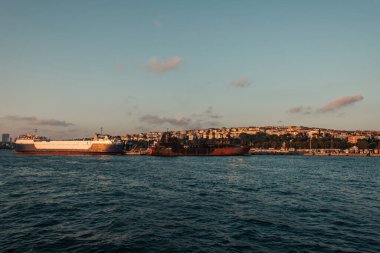 Günbatımında deniz kenti ve İstanbul kenti yakınlarındaki gemiler, Türkiye 