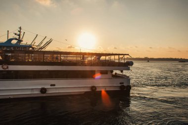 Gün batımında arka planda güneşli su teknesi, İstanbul ve Türkiye 