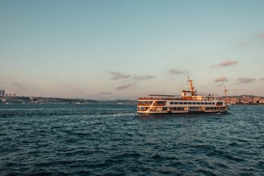Günbatımında arka planda gökyüzü olan denizde gemi, İstanbul, Türkiye 