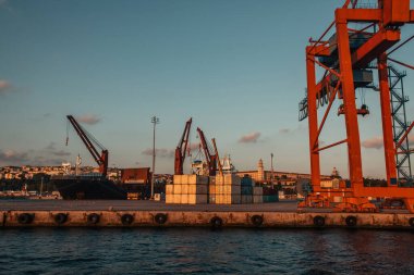 İstanbul, Türkiye 'deki kargo limanında konteyner ve vinçler 