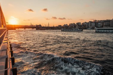 Günbatımında gemiden İstanbul ve Türkiye 'nin kıyı şeridine bak 