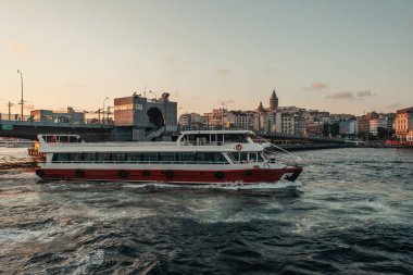 Günbatımında arka planda gemi ve İstanbul kenti, Türkiye 