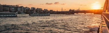 Günbatımında İstanbul yakınlarındaki deniz suyunda yüzen gemiler, Türkiye ve bayrak