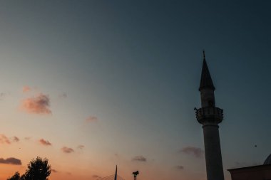 Arkaplanda günbatımında Mihrimah Sultan Camii ve gökyüzünün alçak açılı görünümü, İstanbul ve Türkiye 