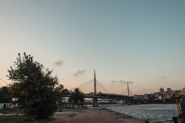 İstanbul, Türkiye 'de gün batımında Altın Boynuz metro köprüsü ve deniz manzarası 