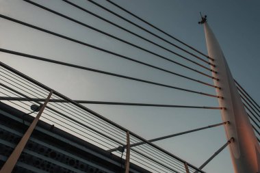 Akşamları İstanbul, Türkiye 'de Altın Boynuz metro köprüsü inşaatının düşük açılı görüntüsü 