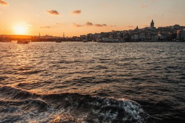 Akşamları dalgalı deniz manzarası ve İstanbul, Türkiye 