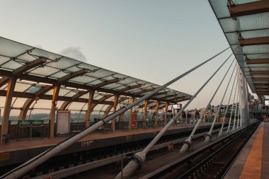 İSTANBUL, TURKEY - 12 Kasım 2020: Akşam Golden Horn metro köprüsü inşaatı 