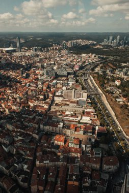 Arka planda bulutlu gökyüzü olan şehir manzarası, İstanbul ve Türkiye 